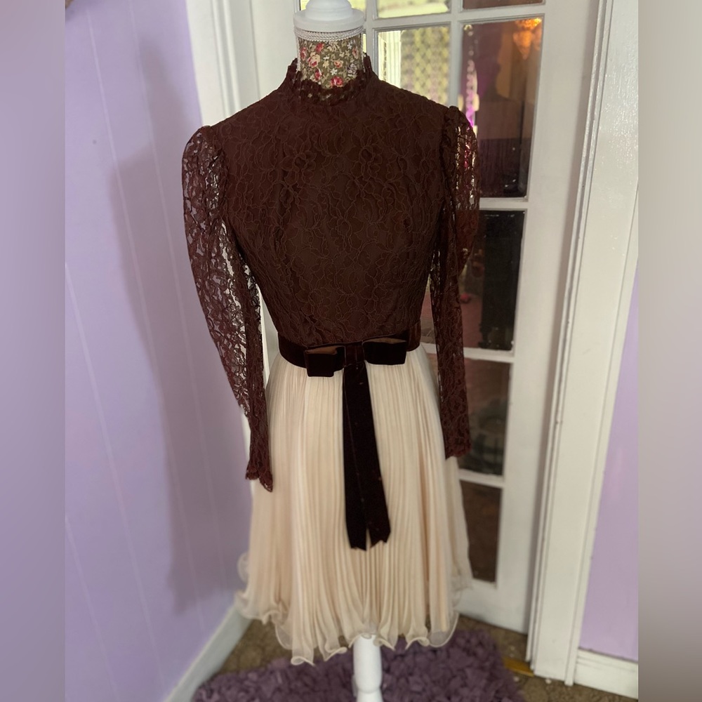 Gorgeous, brown and cream vintage dress!